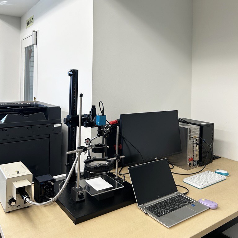 テストルームの実機。カメラとリング照明の下にサンプルを置き、その場で撮って画面で見比べられる